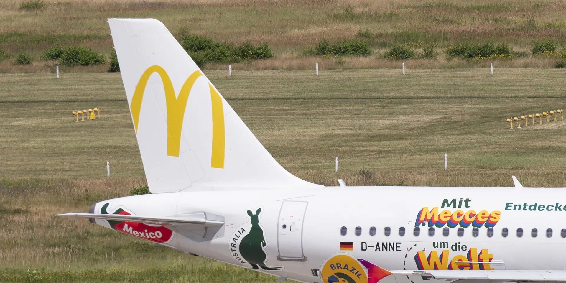 Airbus A320 D-ANNE with the McDonald&rsquo;s campaign livery