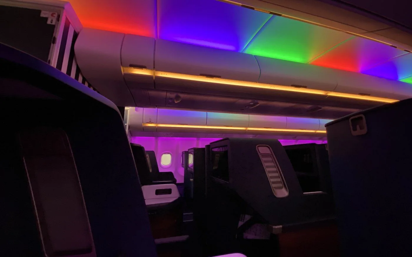 Aircraft cabin with coloured LED mood lighting