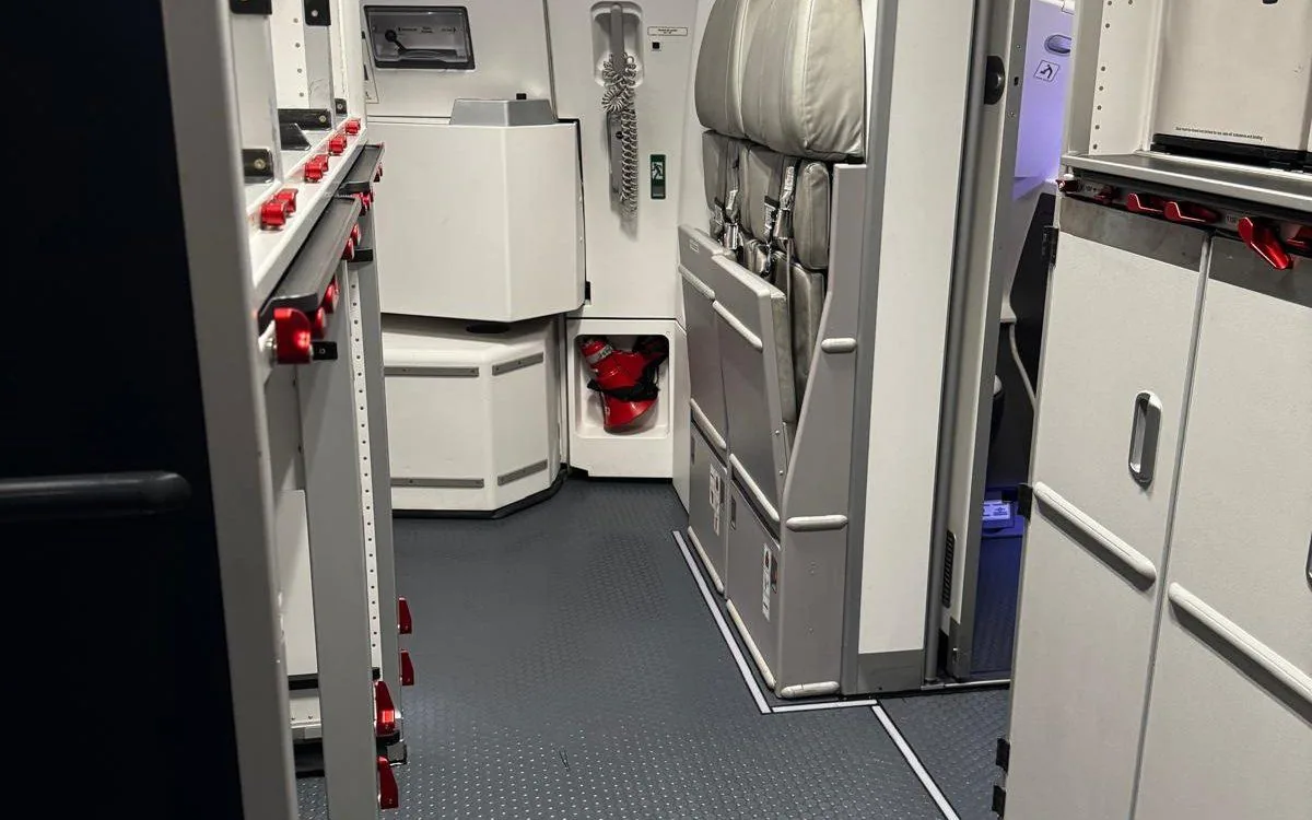 Galley area of an aircraft cabin with non-textile flooring