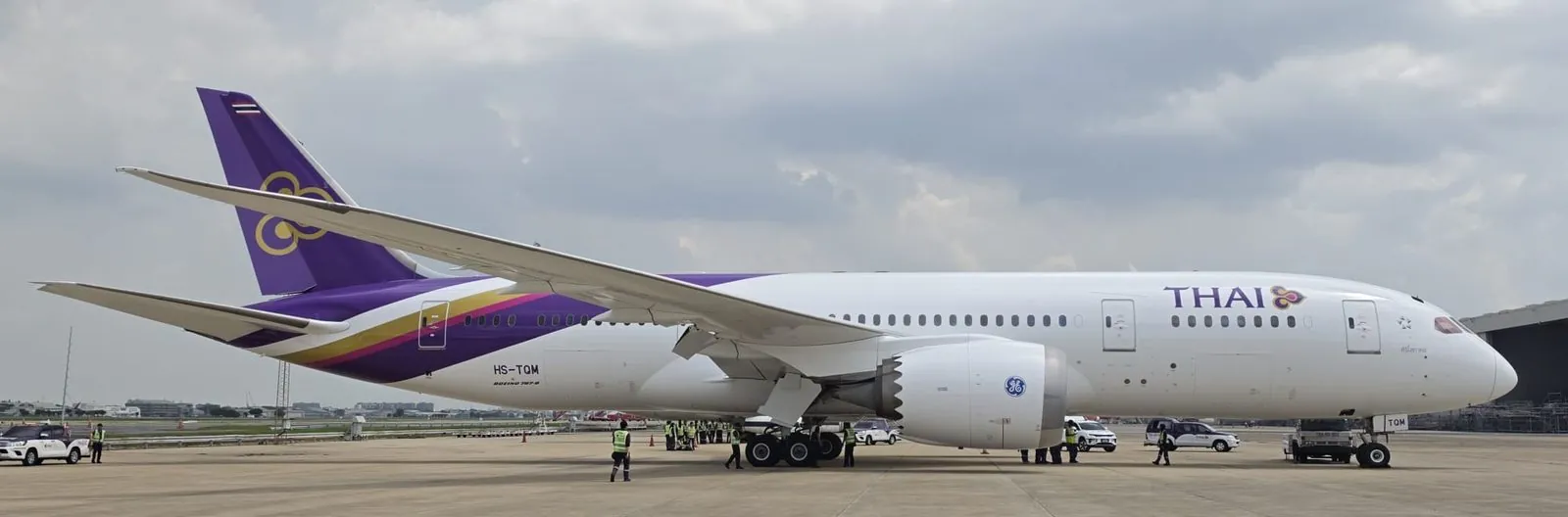 Thai Airways Boeing 787-8 HS-TQM on the apron with ground crew
